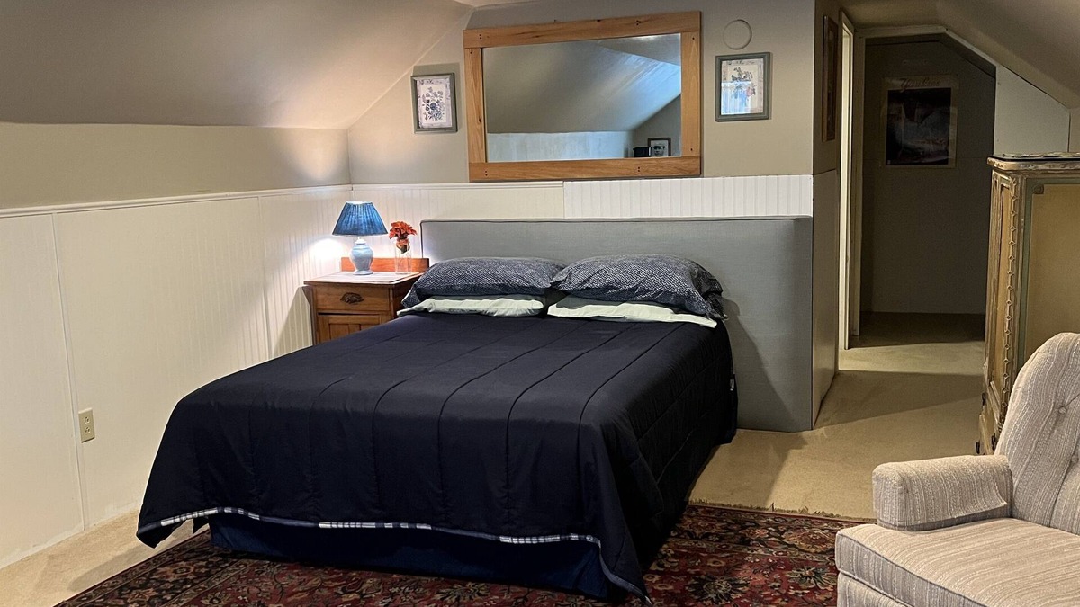 Milford Apartment | Fernwood Guesthouse Highview Room, private entrance, near Dreams Pk, Arnold Lake