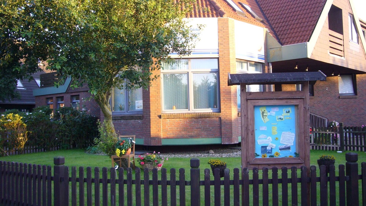 Neuharlingersiel Apartment | FEWO2 for families, also with a dog, view of the dike and a short walk to the beach