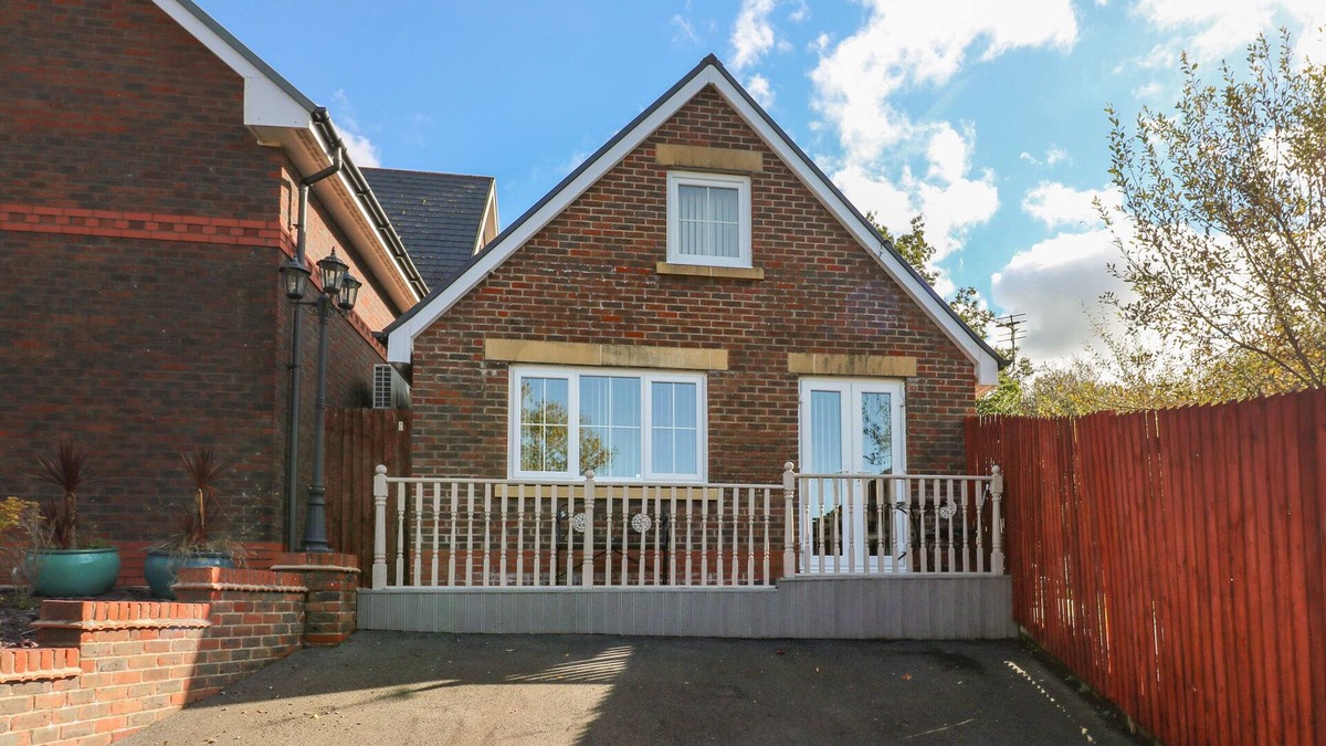 Porthyrhyd Cottage | FFAU'R DDRAIG, pet friendly, character holiday cottage in Cross Hands