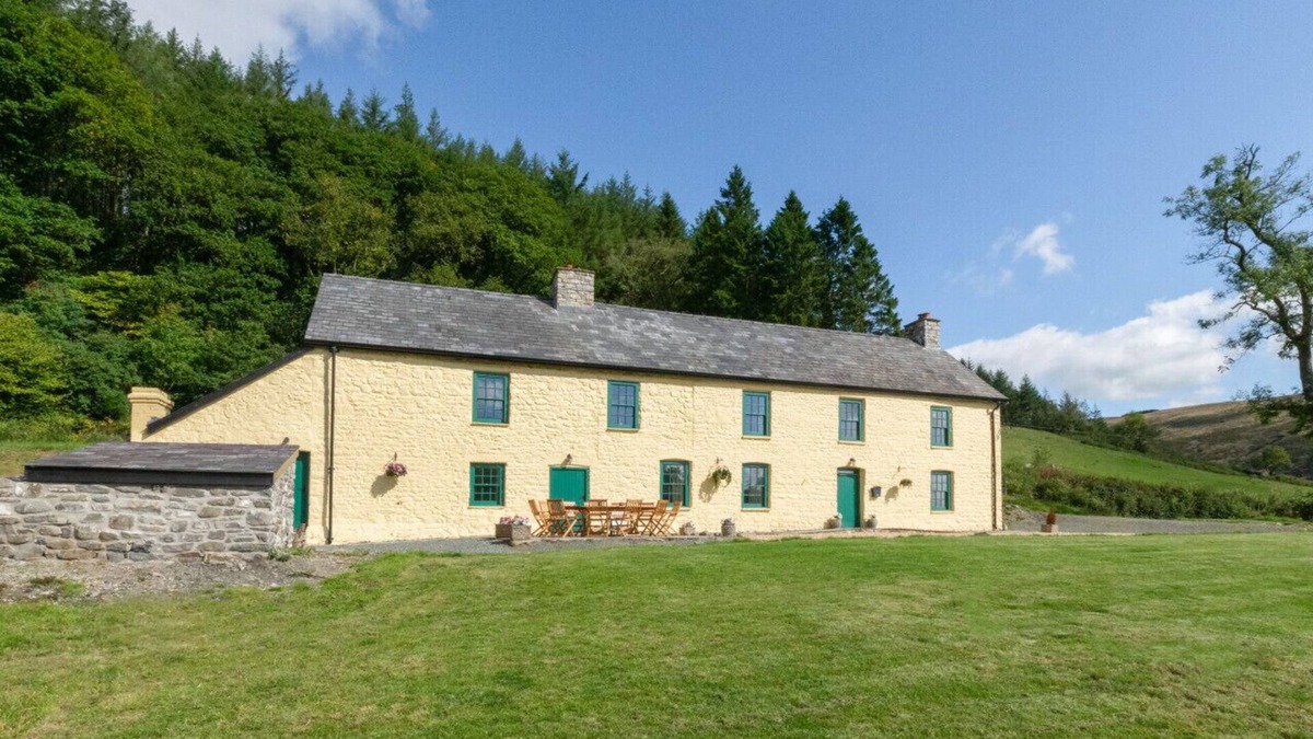 Llanwrtyd Wells House | Ffermdy Llanwrtyd - Six Bedroom House, Sleeps 11
