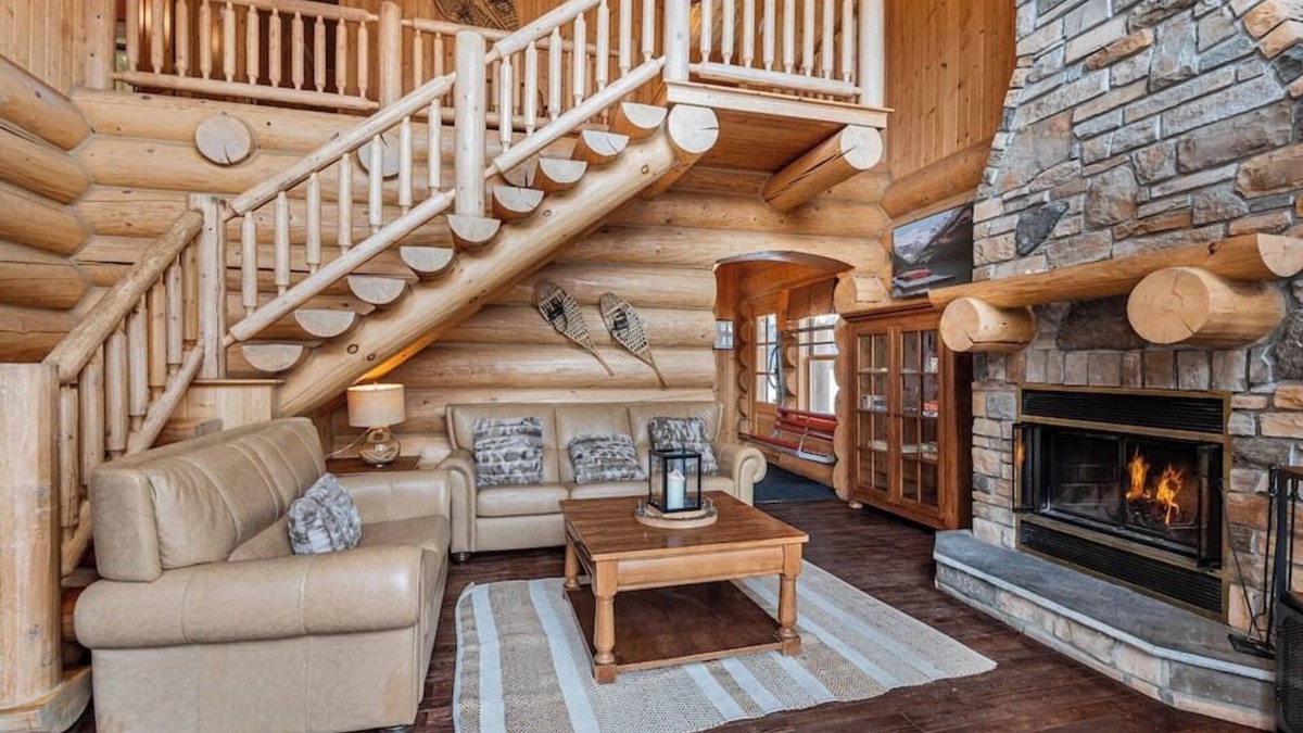 Fiddler Lake Resort House | Fiddler Lake Resort Chalet + Private Jacuzzi