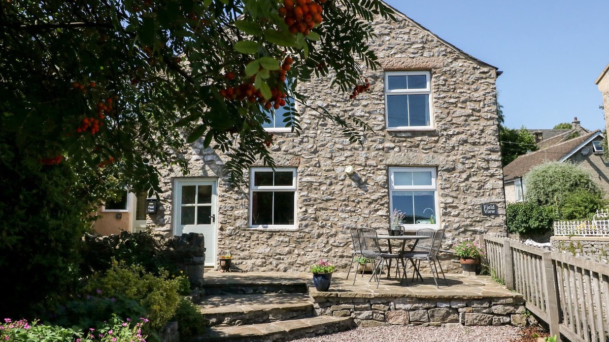 Peak District Cottage | FIELD VIEW, romantic, character holiday cottage in Bradwell