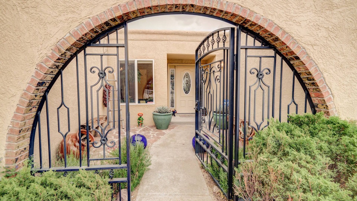 Northeast Heights House | Fiery Sunsets in Quiet Foothills Setting-Hot Tub/Pool Table!