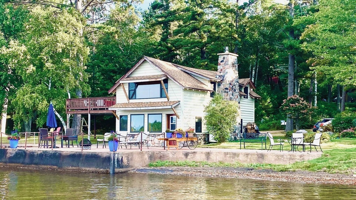 Boulder Junction Cabin | Fiesta on the Lake - The Lounge on Trout Lake