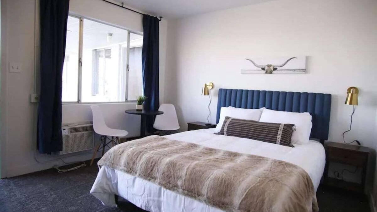 Fillmore Apartment | Fillmore Lodge: Cute Queen Room at Special Rate!