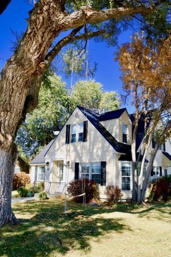 Heber House | Film-featured sleeps 18 hot tub fire pit decks