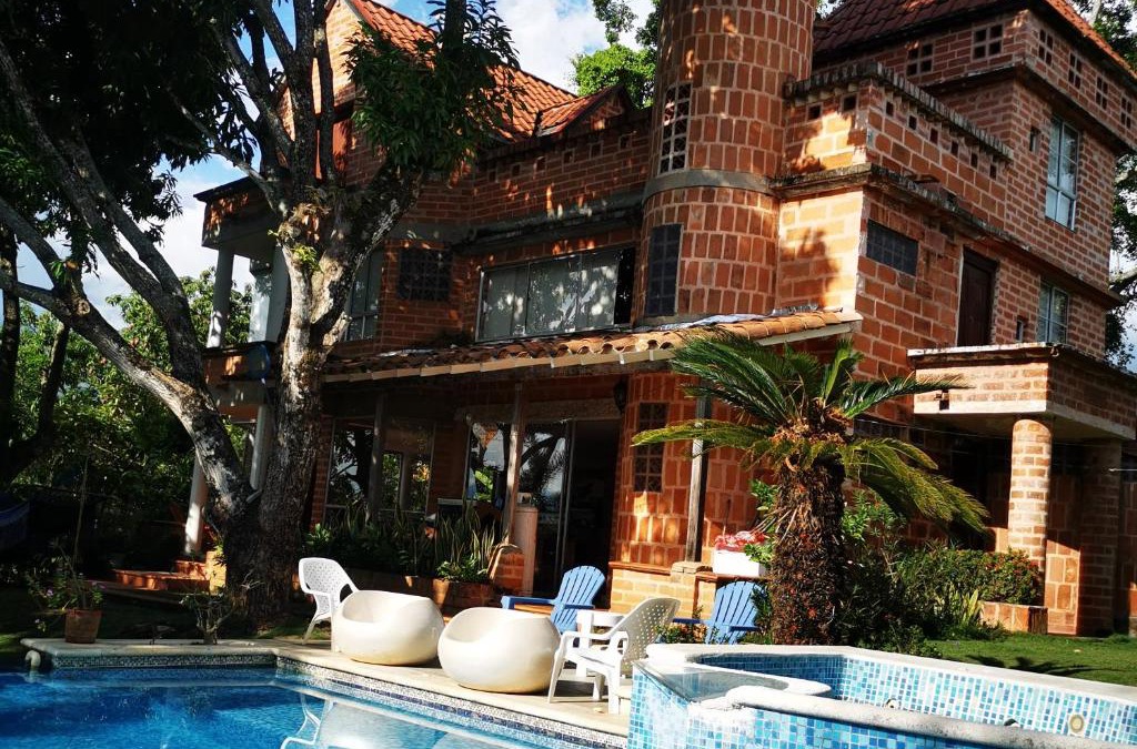 Sopetran House | Finca con forma de castillo y piscina en Sopetrán