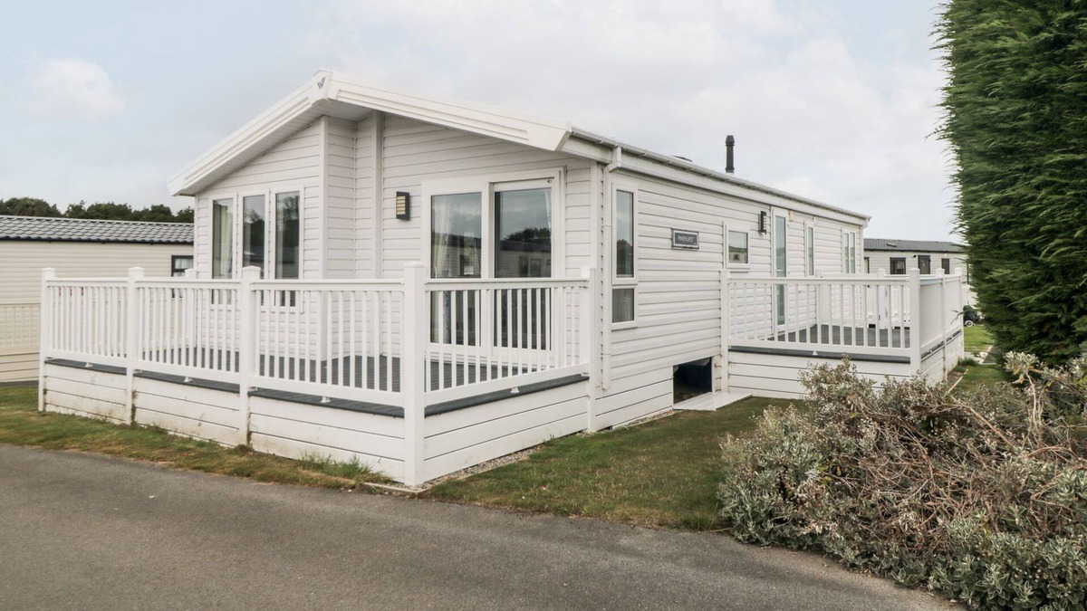 Cayton Bay Cabin | FINCH 49, family friendly, country holiday cottage in Cayton