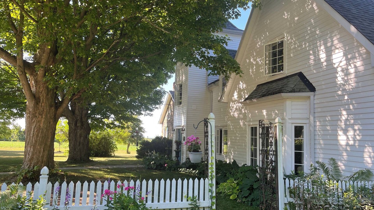 Grafton House | Finchstone Guest House- Walk to Ste. Anne's Spa