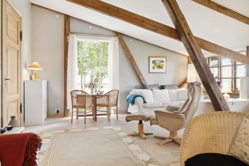 Fej House | Find Inner Silence In The Old Grain Loft