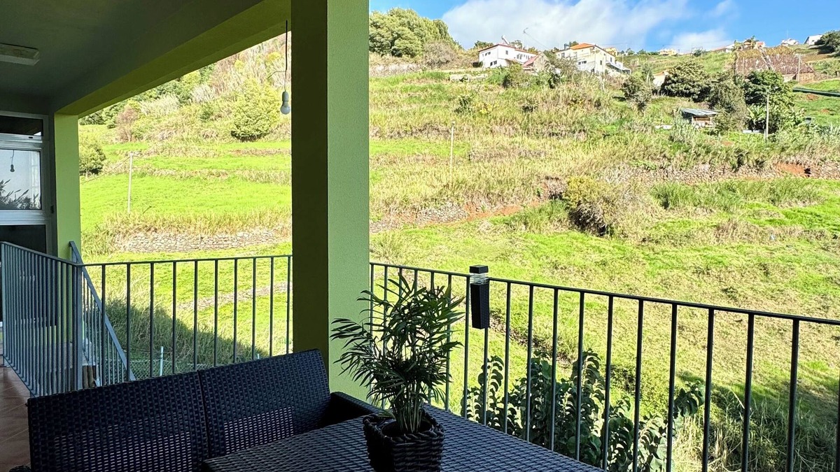 Calheta House | Find yourself surrounded by the serenity of nature, but very close to services.