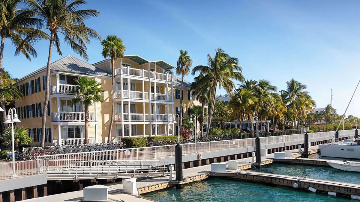 Truman Annex Resort | 𝐅𝐢𝐧𝐝𝐢𝐧𝐠𝐌𝐞𝐢𝐥𝐢 Near Duval Street, Waterfront Sunset Harbor Resort. 2BR