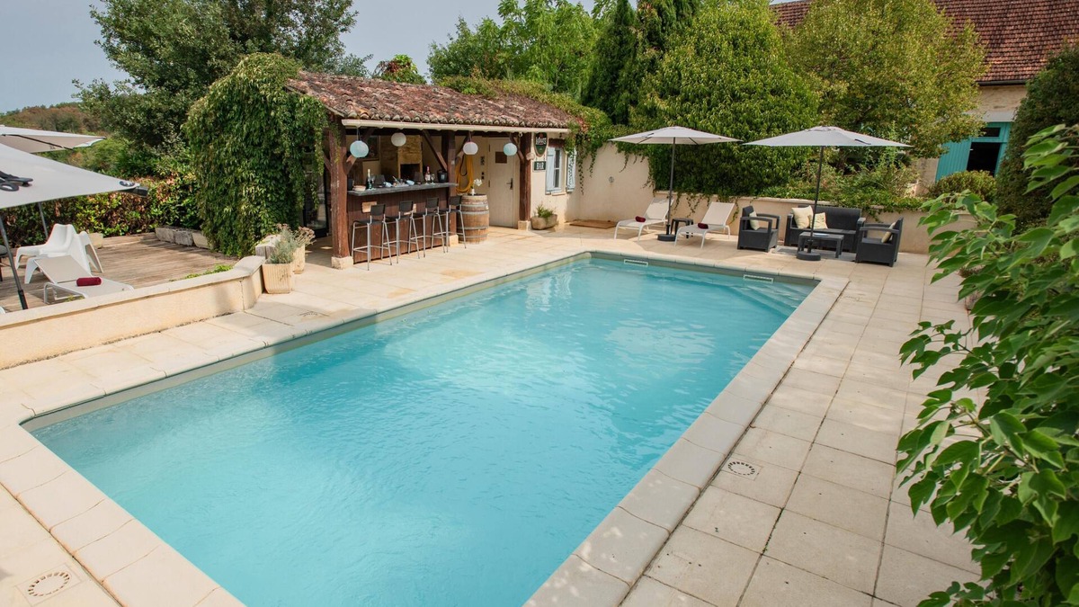 Degagnac House | Fine small holiday home with a shared pool