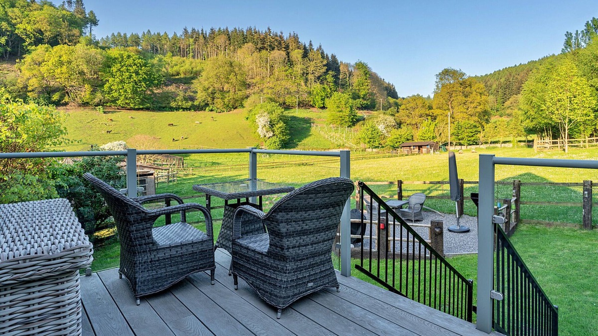 Ross-on-Wye Cottage | Finest Retreats | Lynx Lodge - Exotic Animal Sanctuary