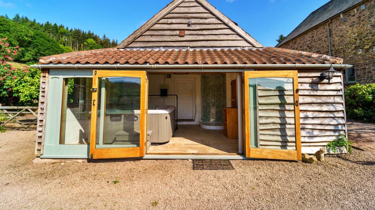 Ross-on-Wye Cottage | Finest Retreats | Porcupine Point - Exotic Animal Sanctuary