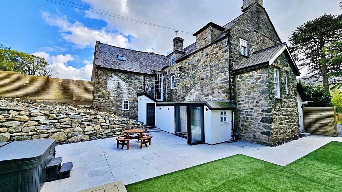Dolgellau House | Finest Retreats | Snowdonia Manor (Y Llwyn Manor)