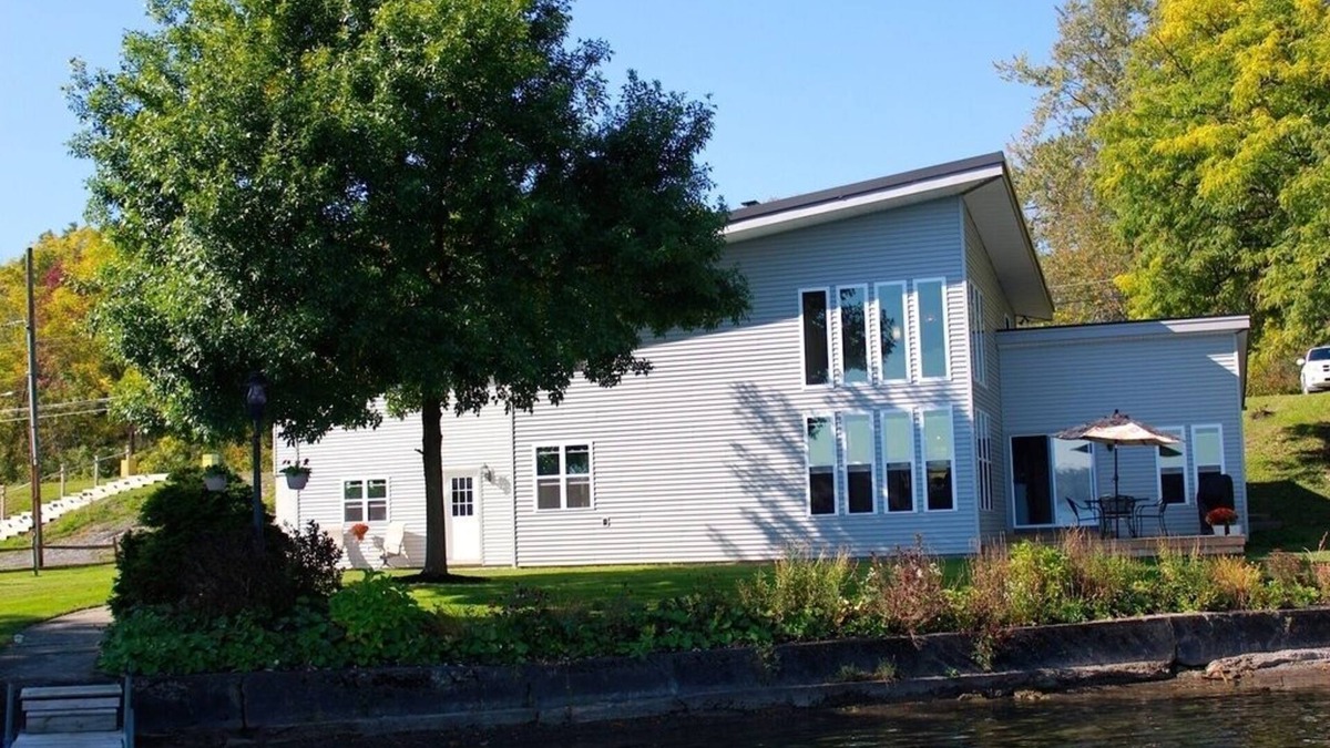 Auburn House | Fingerlakes Owasco Lake 4 Bedroom 125 feet of lake frontage