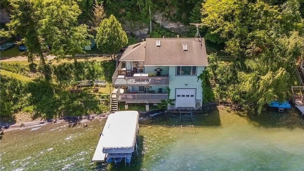 Moravia House | FingerLakes- Owasco Lake Escape