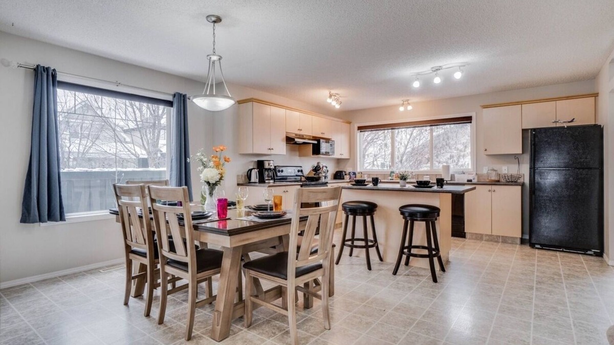 Southwest Edmonton House | Finn - 3 bedroom, AC, Large Kitchen, Garage & BBQ
