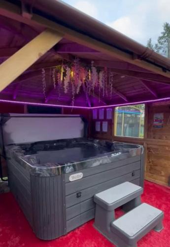 Glasgow House | FINN VILLAGE "Raspberry Cottage" Private Garden, 6-seater HOT TUB, Firepit & Pizza Stove