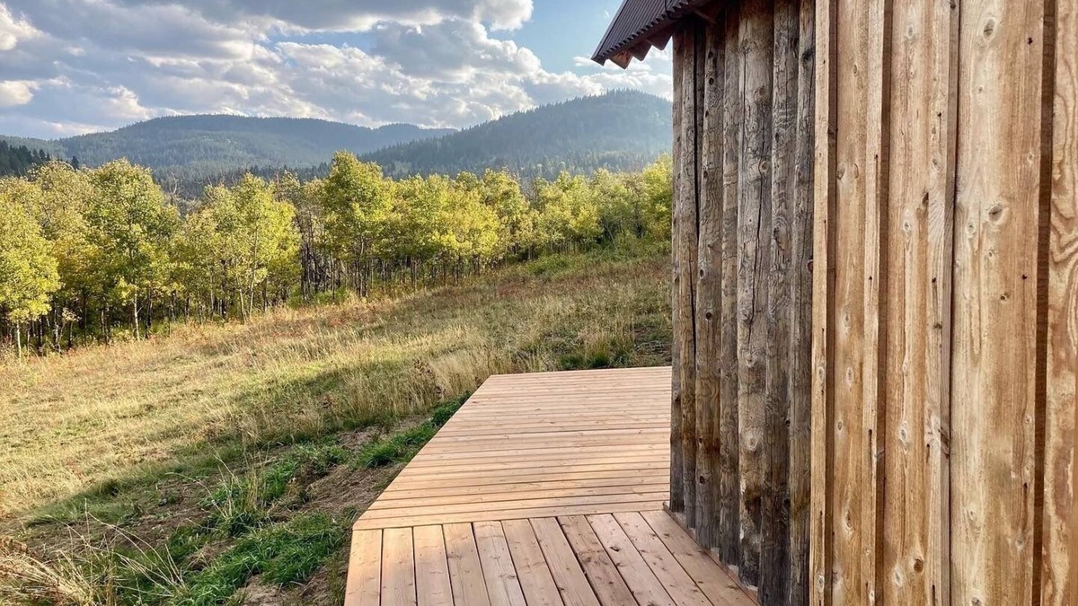 Division No. 3 Cabin | Finnish Off-Grid Cabin in the Foothills