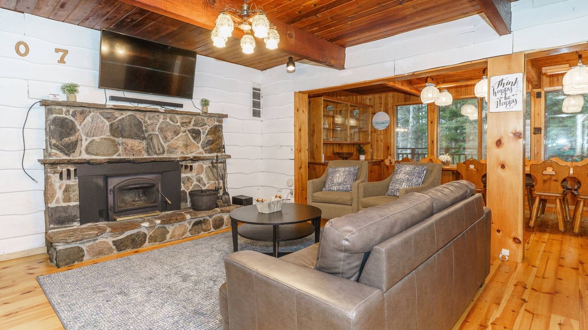 Huntsville Cottage | Fire Pit⭐️Hiking Trails⭐️Skiing⭐️Private Beach⭐️Hot Tub