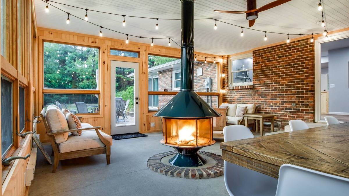 Baraboo House | Fire Pit! Patio! Game Room! Hot Tub! Sun Room! Minutes to Baraboo & Dells