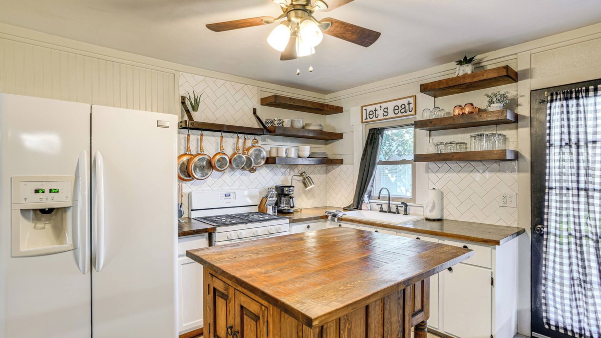San Angelo House | Fire Pit & Small-Town Charm: San Angelo Getaway!