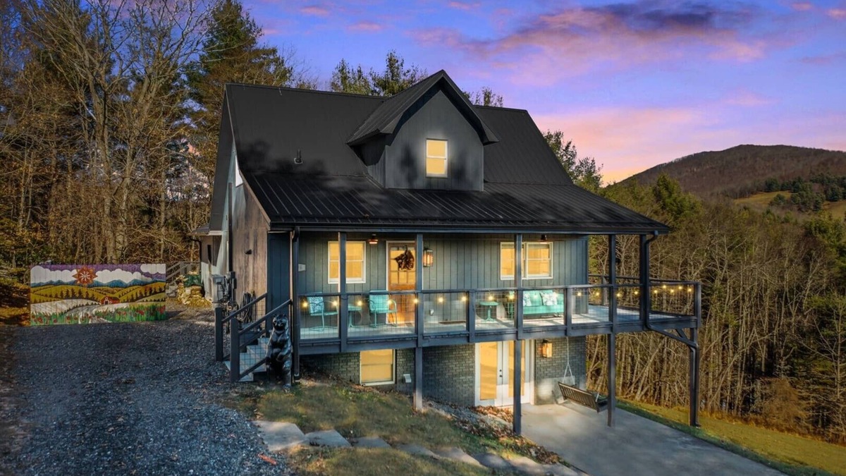 Fleetwood Ski Chalet | Firefly Farmhouse-Open for Bookings! Sleeps 10, Hot Tub/Game Room/FP/WIFI