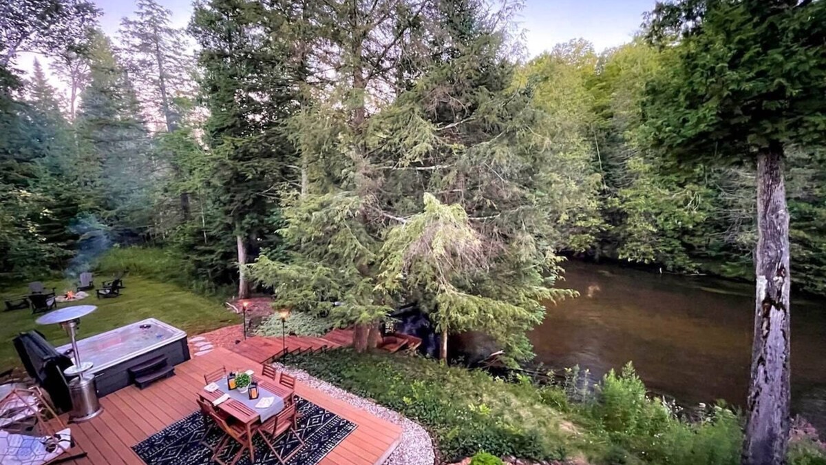 Mayfield House | Firefly Lodge! Boardman River! Hot Tub! Woodstove!