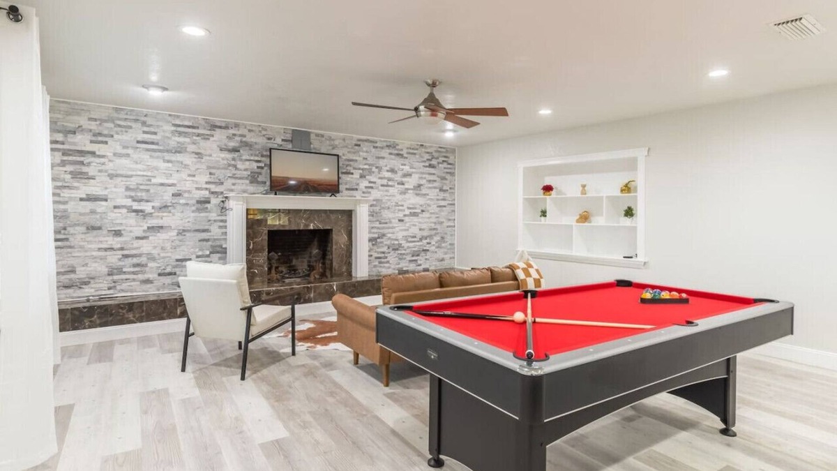 DeLand House | Firepit + Pool Table + Grill + 8mi to Blue Springs