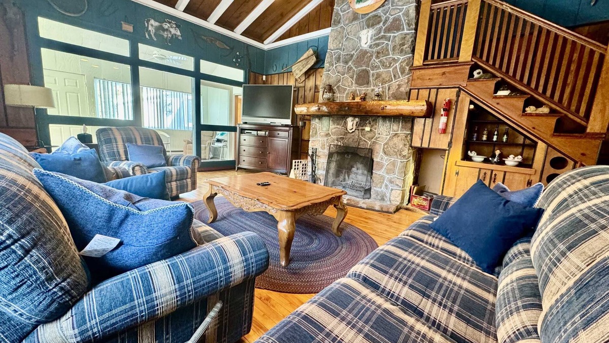 Sainte-Agathe-des-Monts House | Fireplace, beach access, pet friendly