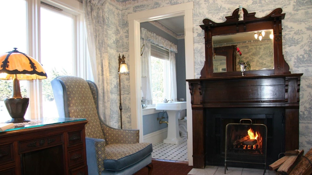 Pacific Grove Cabin | Fireplace/1800rope QUEENBED/desk/highboy dresser/clawfoot tub/shower