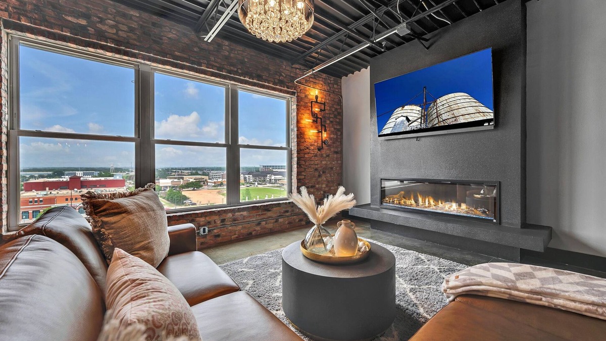 Brazos Condo | Fireplace, Parking, Baylor, Magnolia, Pets OK