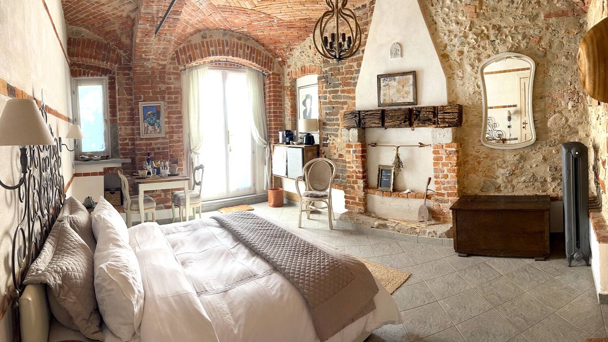 Gassino Torinese Bed & Breakfast | Fireplace Suite - country chic with heated hot tub in the garden