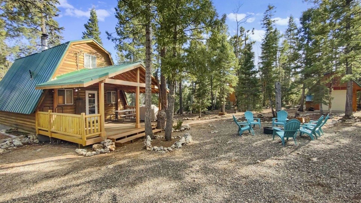 Meadow View Heights Cabin | Fireside Cottage private & located in Duck Creek Village near National Parks