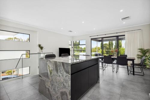 Maylands House | First-Class Townhouse w free parking and Wi-Fi