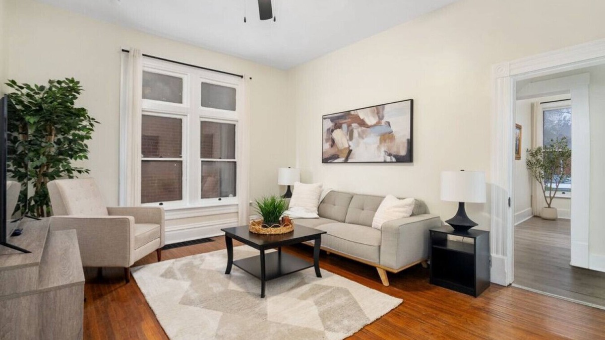 Victorian Village Apartment | First Floor Apt | Newly Remodeled | Steps from OSU