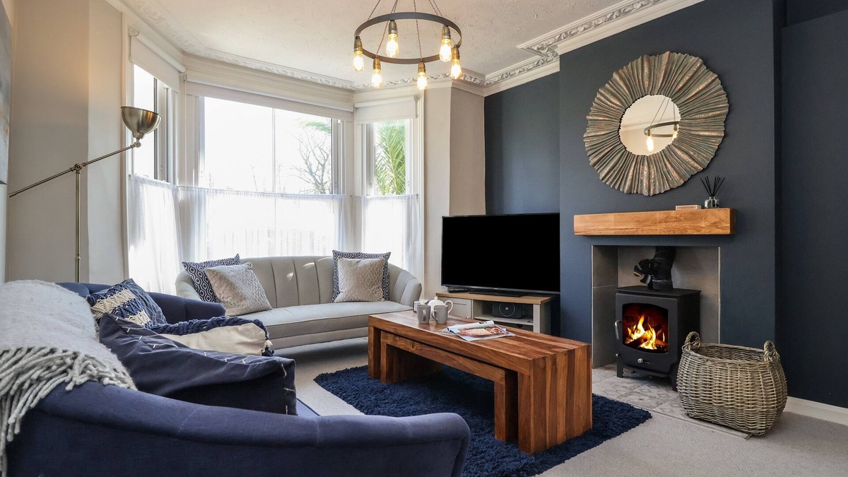Lowestoft Cottage | FIRST LIGHT, pet friendly, with open fire in Pakefield
