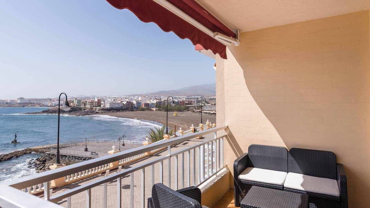 Melenara Apartment | First line apartment with direct sea views