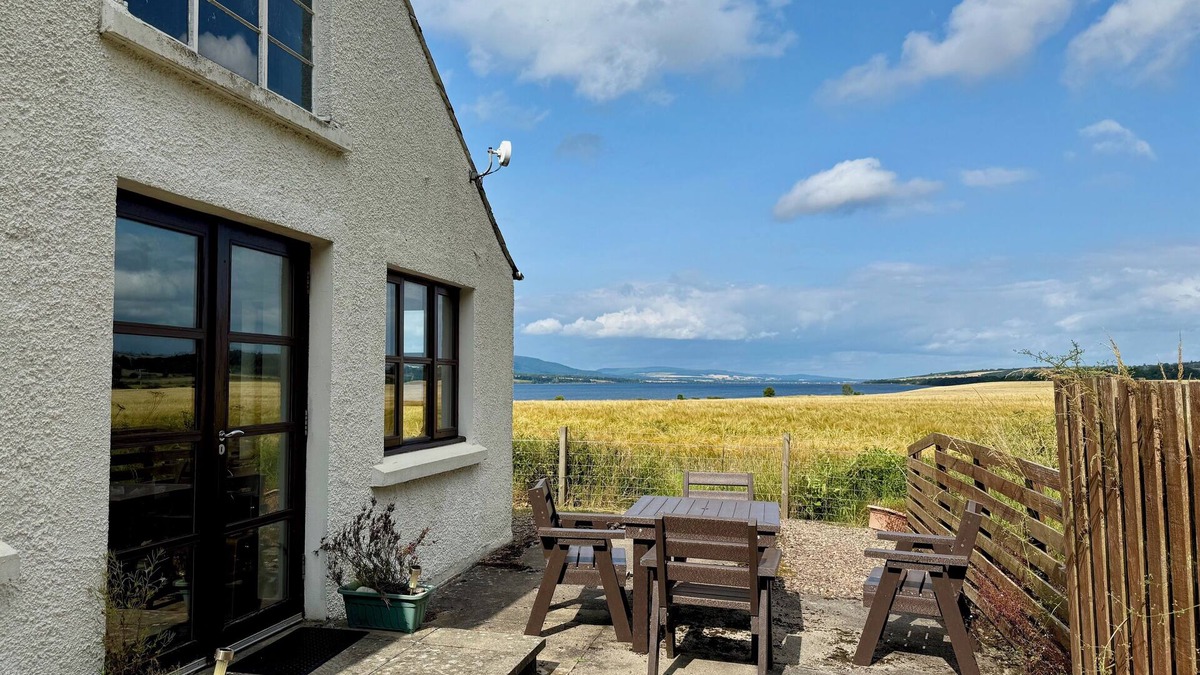 Conon Bridge Cottage | Firth Cottage - stunning views in a peaceful but convenient location