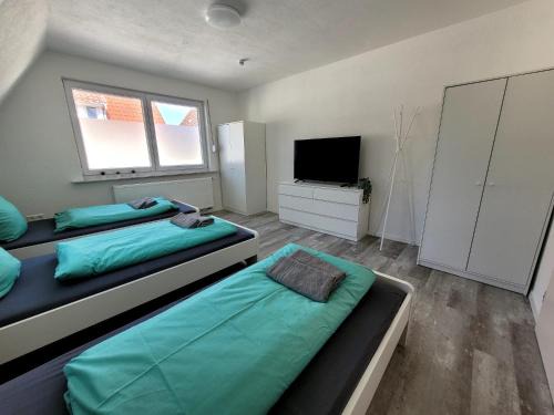 Villingen-Schwenningen Apartment | Fischer Apartment 2 - geräumige Monteurs- & Ferienwohnung mit 4 Schlafzimmern - neu renoviert mit privater Terrasse, Smart-TV & voll ausgestatteter Küche - ideal für Arbeit, Gruppen & Familien