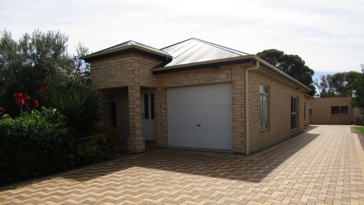 Melville House | Fishalot - Unique property, 3 kitchens. Winter off peak specials