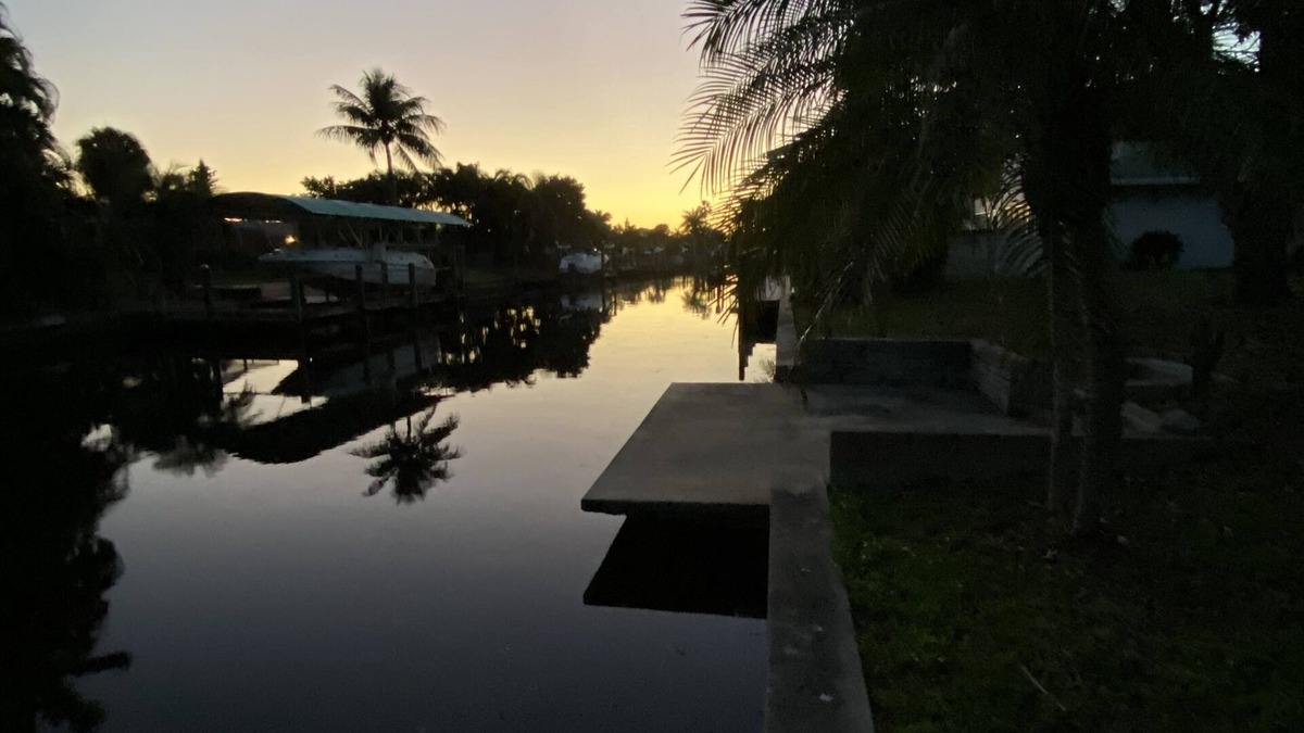 Caloosahatchee House | Fisherman/boaters/jet skis. Waterfront. Downtown. Close to everything!