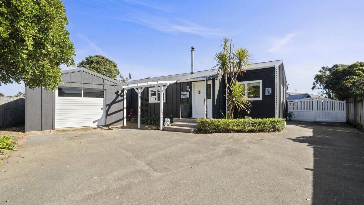 Waikanae House | Fisherman’s Cottage - Waikanae Beach