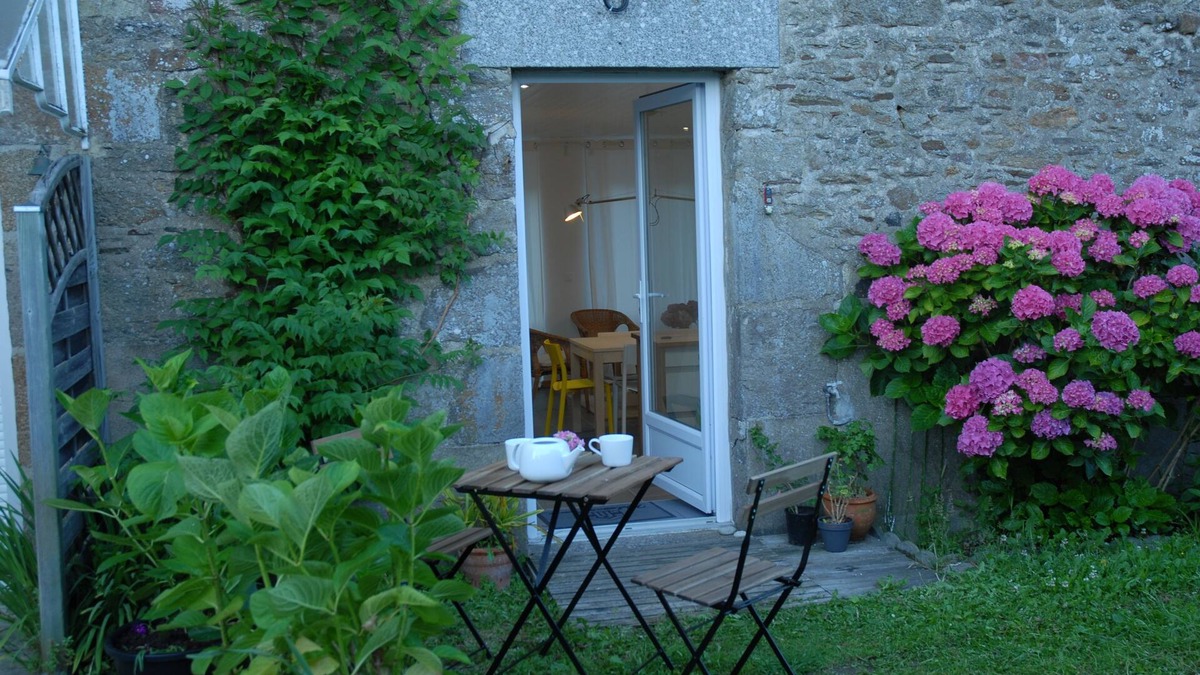 Cancale House | Fisherman's cottage with garden, near sea & town center, bicycles, Wi-Fi