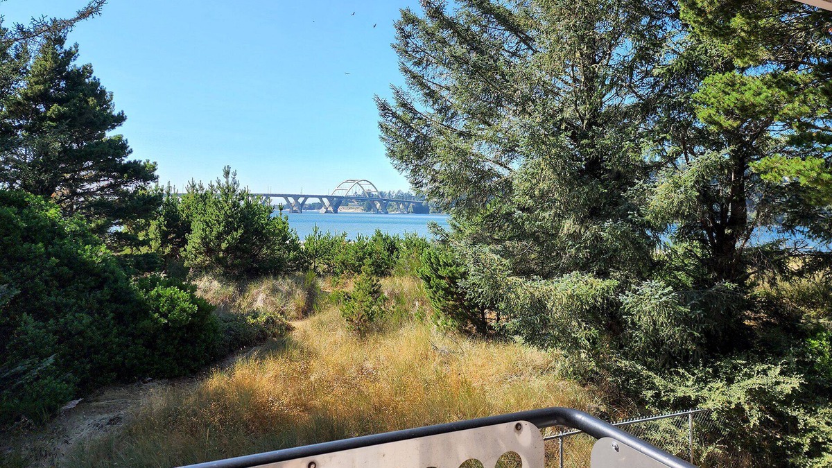 Waldport House | Fisherman's Delight in Waldport! Dog Friendly! Hot tub!