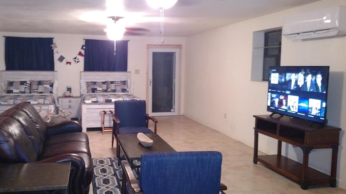 Yantis Apartment | Fisherman's Suite, Private King Bedroom, Two Double beds, Pier, Boat Ramp