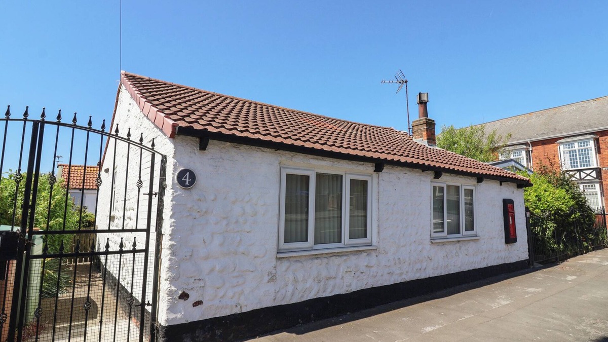 Withernsea Cottage | FISHERMANS COTTAGE, pet friendly, with open fire in Withernsea