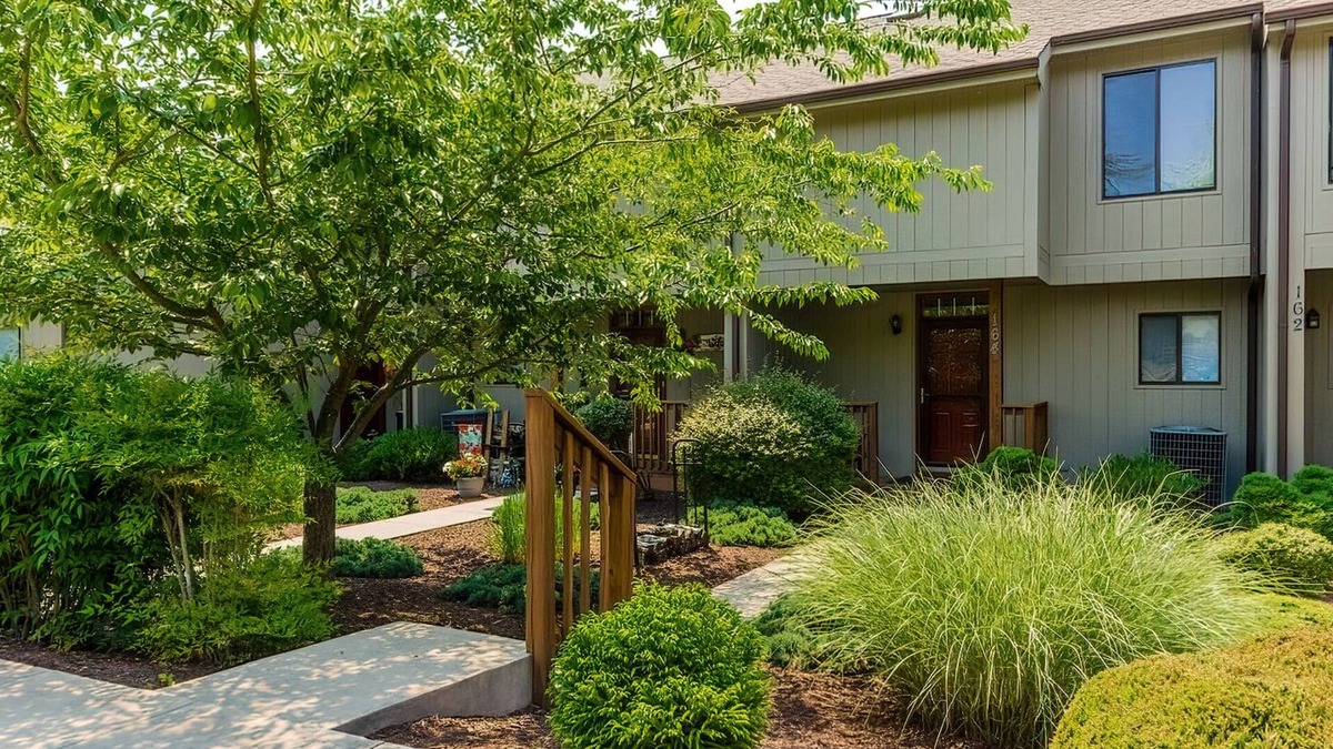 The Woods House | Fishhook Cluster on the Lake Townhome, 3 Decks to Enjoy Nature and Lake Views